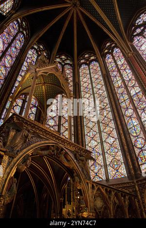 PARIS, FRANKREICH, 13. MAI 2022, das Innere der berühmten Sainte Chapelle in Paris mit beeindruckenden bunten Fenstern, Frankreich, Europa Stockfoto