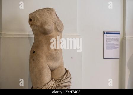 NEAPEL, ITALIEN, 06. MAI 2022, Körper einer antiken Statue, die einen jungen weiblichen Körper zeigt, Italien, Europa Stockfoto