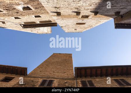 In den Straßen von San Gimignano, Blick auf die Türme Pettini und Salvucci, Italien, Europa Stockfoto