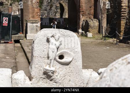 HERCULANEUM, ITALIEN, 05. MAI 2022, Dekoration eines öffentlichen Brunnens in der antiken Stadt Herculaneum, Italien, Europa Stockfoto