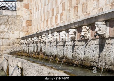 Berühmter mittelalterlicher Brunnen von 99 Ausbrüchen in der Altstadt von L'Aquila, Abruzzi in Italien Stockfoto