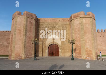 Großes mittelalterliches Stadttor Bab el hatte in der Medina von Rabat, Marokko, Afrika Stockfoto