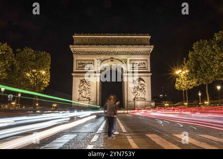 Nächtlicher Verkehr auf den Champs-Elysées, Arc de Triomph im Hintergrund, Paris, Frankreich, Europa Stockfoto