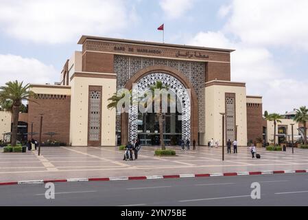 MARRAKESCH, MAROKKO, 20. APRIL 2023, modernes orientalisches Gebäude des Hauptbahnhofs von Marrakesch, Marokko, Afrika Stockfoto