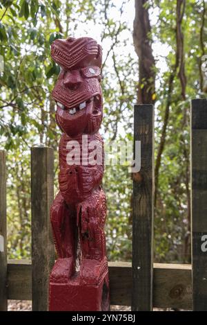 Schöne traditionelle Maori-Skulpturen im Dorf Whakarewarewa, Nordinsel Neuseelands Stockfoto