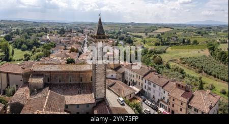 Aus der Vogelperspektive auf die kleine mittelalterliche Stadt Vinci in der Toskana, Italien, Geburtsort des Genies Leonardo da Vinci, Europa Stockfoto