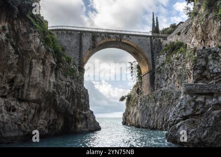 Malerische Bogenbrücke am Fjord of Fury, Amalfiküste Süditalien Stockfoto