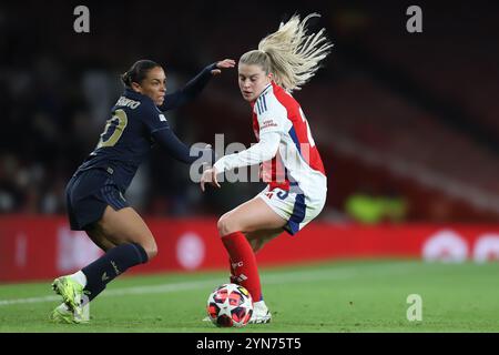 Arsenals Alessia Russo und Juventus' Estelle Cascarino während des Gruppenspiels der UEFA Women's Champions League Gruppe C zwischen Arsenal und Juventus FC im Emirates Stadium in London am Donnerstag, den 21. November 2024. (Foto: Jade Cahalan | MI News) Credit: MI News & Sport /Alamy Live News Stockfoto