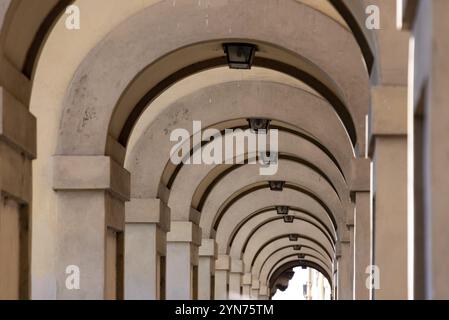 Ein Bogengang in der Nähe der Ponte Vecchio in der Innenstadt von Florenz, Italien, Europa Stockfoto