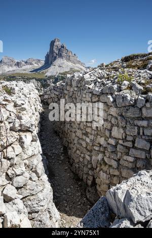 Überreste von militärischen Schützengräben auf dem Klavierberg in den Dolomitenalpen, die während des Ersten Weltkriegs in Südtirol errichtet wurden Stockfoto