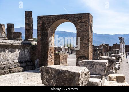 POMPEJI, ITALIEN, 4. MAI 2022, berühmter Blick auf das Forum des antiken Pompeji, den Vesuv-Vulkan im Hintergrund, Süditalien Stockfoto