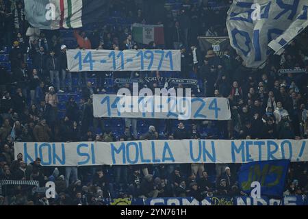 Rom, Italien. November 2024. Anhänger der S.S. Lazio während des 13. Tages der Serie A Meisterschaft zwischen S.S. Lazio und Bologna F.C. im Olympiastadion am 24. November 2024 in Rom, Italien. Quelle: Domenico Cippitelli/Alamy Live News Stockfoto