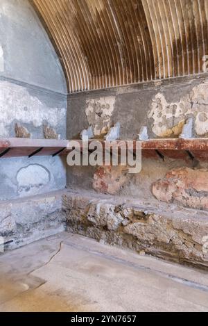 HERCULANEUM, ITALIEN, 5. MAI 2022, Thermalbäder der antiken Ladys in der römischen Stadt Herculaneum Stockfoto