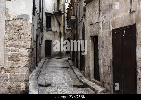 Alte alte typische Gasse in der italienischen Stadt Trani, Süditalien Stockfoto