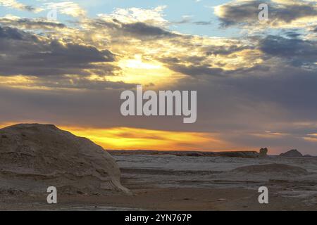 Sonnenuntergang in der libyschen Wüste, weiße Wüste, Kalksteinformationen in der Front, Farafra, Ägypten, Afrika Stockfoto