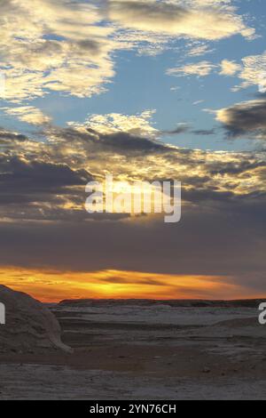 Sonnenuntergang in der libyschen Wüste, weiße Wüste, Kalksteinformationen in der Front, Farafra, Ägypten, Afrika Stockfoto