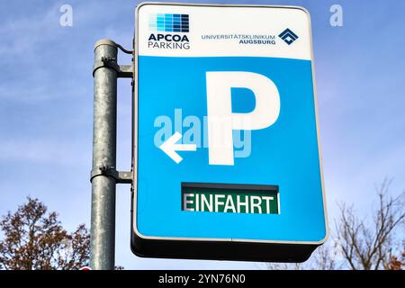 Augsburg, Bayern, Deutschland - 24. November 2024: Beschilderung des Parkplatzes am Universitätsklinikum Augsburg mit Hinweisschild für die Einfahrt *** Beschilderung des Parkplatzes am Universitätsklinikum Augsburg mit Hinweisschild für die Einfahrt Stockfoto