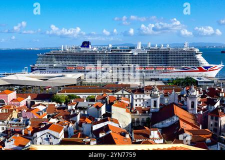 Blick auf die Dächer des Viertels Alfama und die majestätische Arvia am Hafen von Porto de Lisboa, vom Hügel am Aussichtspunkt Miradouro de Santa Luzia, Lissabon Stockfoto