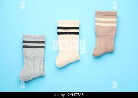 Verschiedene bequeme Socken auf hellblauem Hintergrund, flach geschnitten Stockfoto