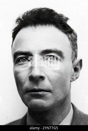 Oppenheimer, J. Robert Oppenheimer (1904–1967) US-amerikanischer theoretischer Physiker, der während des Zweiten Weltkriegs als Direktor des Los Alamos Laboratoriums des Manhattan Project diente Stockfoto