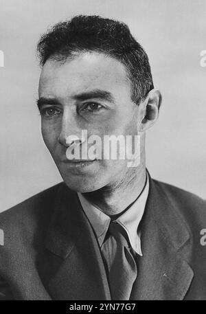 Oppenheimer, J. Robert Oppenheimer (1904–1967) US-amerikanischer theoretischer Physiker, der während des Zweiten Weltkriegs als Direktor des Los Alamos Laboratoriums des Manhattan Project diente Stockfoto