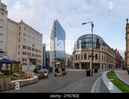 CITY SQUARE, LEEDS, GROSSBRITANNIEN - 17. AUGUST 2024. Landschaftspanorama historischer und neuer Gebäude in der neuen Fußgängerzone am City Square in Leeds, Stockfoto