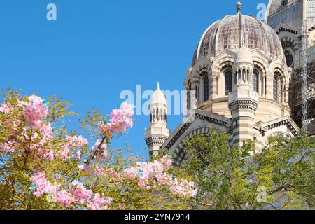 Marseille. Frankreich - 24. November 2024: Basilika Notre-Dame de la Garde in Marseille, Frankreich. Dieses historische Wahrzeichen wird durch einen br Stockfoto