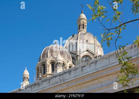 Marseille, Frankreich - 24. November 2024: Basilika Notre-Dame de la Garde in Marseille, Frankreich. Heben Sie die detaillierte Architektur der Basilika und ich hervor Stockfoto