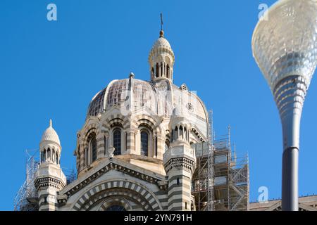 Marseille, Frankreich - 24. November 2024: Die Basilika Notre Dame de la Garde erhebt sich majestätisch auf einem Hügel in Marseille. Stockfoto