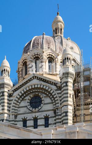 Marseille, Frankreich, 24. November 2024: Notre-Dame de la Garde, eine historische Basilika in Marseille. Das architektonische Wunder steht auf einem Hügel und dominiert Stockfoto