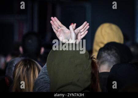 Paris, Frankreich. November 2024. Weihnachtsbegeisterte besuchen die Champs Elysees Christmas Lights, die am 24. November 2024 in Paris enthüllt werden. Foto: Firas Abdullah/ABACAPRESS. COM Credit: Abaca Press/Alamy Live News Stockfoto