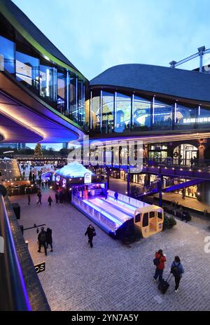 Club Curling, die lustige Winteraktivität, die für die festliche Jahreszeit im Coal Drops Yard im Norden Londons, Großbritannien, eingerichtet wurde Stockfoto