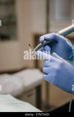 Zahnarzt mit Implantat, bereit für präzise zahnärztliche Eingriffe in einer Klinik Stockfoto
