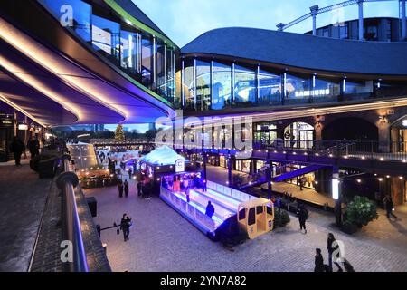 Club Curling, die lustige Winteraktivität, die für die festliche Jahreszeit im Coal Drops Yard im Norden Londons, Großbritannien, eingerichtet wurde Stockfoto