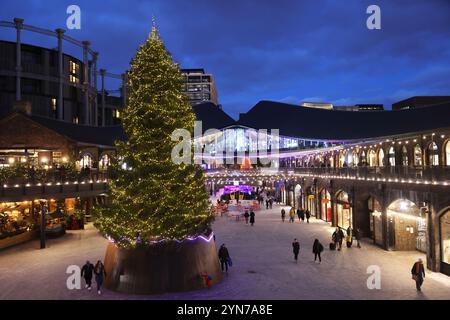 Weihnachtsbaum im modischen Coal Drops Yard mit seinen exklusiven Geschäften und Restaurants im Kings Cross, Nord-London, Großbritannien Stockfoto