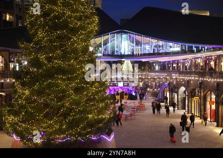 Weihnachtsbaum im modischen Coal Drops Yard mit seinen exklusiven Geschäften und Restaurants im Kings Cross, Nord-London, Großbritannien Stockfoto