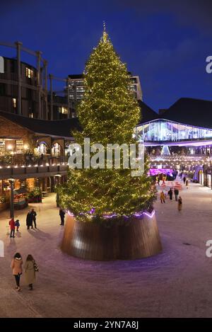 Weihnachtsbaum im modischen Coal Drops Yard mit seinen exklusiven Geschäften und Restaurants im Kings Cross, Nord-London, Großbritannien Stockfoto