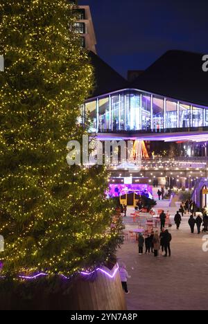 Weihnachtsbaum im modischen Coal Drops Yard mit seinen exklusiven Geschäften und Restaurants im Kings Cross, Nord-London, Großbritannien Stockfoto