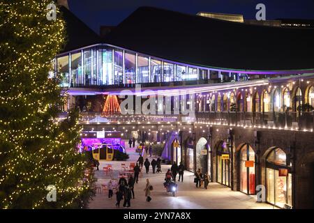 Weihnachtsbaum im modischen Coal Drops Yard mit seinen exklusiven Geschäften und Restaurants im Kings Cross, Nord-London, Großbritannien Stockfoto