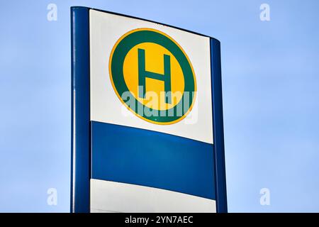Augsburg, Bayern, Deutschland - 24. November 2024: Nahaufnahme eines Schildes einer Bushaltestelle, Symbol des öffentlichen Nahverkehrs. FOTOMONTAGE *** Nahaufnahme eines Haltestellenschildes einer Bushaltestelle, Symbol des öffentlichen Nahverkehrs ÖPNV. FOTOMONTAGE Stockfoto