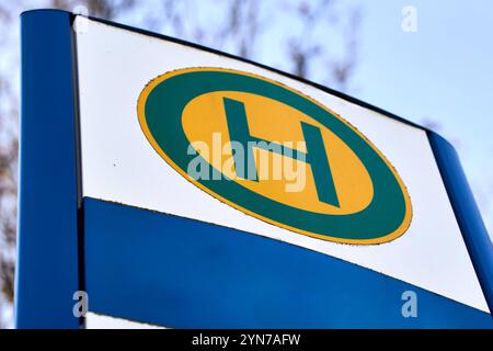 Augsburg, Bayern, Deutschland - 24. November 2024: Nahaufnahme eines Schildes einer Bushaltestelle, Symbol des öffentlichen Nahverkehrs. FOTOMONTAGE *** Nahaufnahme eines Haltestellenschildes einer Bushaltestelle, Symbol des öffentlichen Nahverkehrs ÖPNV. FOTOMONTAGE Stockfoto