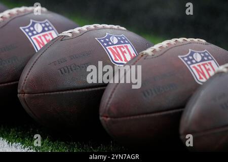 Houston, Texas am Sonntag, den 24. November 2024. Fußbälle stehen in einer Reihe vor einem NFL-Fußballspiel zwischen den Houston Texans und den Tennessee Titans im NRG Stadium in Houston, Texas am Sonntag, den 24. November 2024. Foto: Kevin M. Cox/UPI Credit: UPI/Alamy Live News Stockfoto