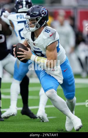 Houston, Texas am Sonntag, den 24. November 2024. Der Tennessee Titans Quarterback will Levis (8) rollt am Sonntag, den 24. November 2024, im NRG Stadium in Houston, Texas gegen die Tennessee Titans aus der Tasche. Foto: Kevin M. Cox/UPI Credit: UPI/Alamy Live News Stockfoto