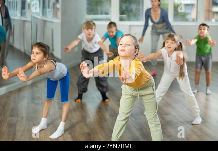 Gruppe von Kindern, die sich vor dem Tanzkurs aufwärmen Stockfoto