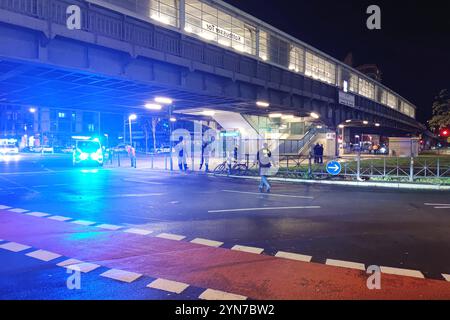 Berlin, Deutschland, 24.11.2024: Kreuzberg: Polizeieinsatz am U-Bahnhof Kottbusser Tor: Polizisten haben den Eingang abgesperrt, U-Bahnen fahren durch Aufnahme von ca. 22:30 Uhr *** Berlin, Deutschland, 24 11 2024 Kreuzberg Polizeieinsatz am U-Bahnhof Kottbusser Tor Polizei hat den Eingang abgesperrt, U-Bahnen fahren durch registriert bei ca. 10 Copyright: XdtsxNachrichtenagenturx dts 52529 Stockfoto