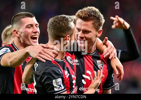 Ingolstadt, Deutschland. November 2024. Spieler des FC Ingolstadt mit Torjubel, Jubel, Torjubel, Torerfolg, feiern das Tor, Tor, Feier, Jubel ueber das Tor zum 3:0 durch Sebastian Groenning Andersen (FC Ingolstadt, 11) (1.v.re.), optimistisch, Aktion, Aktion, 24.11.2024, Ingolstadt (Deutschland), Fussball, 3. LIGA, FC INGOLSTADT 04 - VFL OSNABRÜCK, DFB/DFL-VORSCHRIFTEN VERBIETEN DIE VERWENDUNG VON FOTOGRAFIEN ALS BILDSEQUENZEN UND/ODER QUASI-VIDEO. Quelle: dpa/Alamy Live News Stockfoto