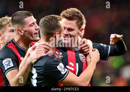 Ingolstadt, Deutschland. November 2024. Spieler des FC Ingolstadt mit Torjubel, Jubel, Torjubel, Torerfolg, feiern das Tor, Tor, Feier, Jubel ueber das Tor zum 3:0 durch Sebastian Groenning Andersen (FC Ingolstadt, 11) (1.v.re.), optimistisch, Aktion, Aktion, 24.11.2024, Ingolstadt (Deutschland), Fussball, 3. LIGA, FC INGOLSTADT 04 - VFL OSNABRÜCK, DFB/DFL-VORSCHRIFTEN VERBIETEN DIE VERWENDUNG VON FOTOGRAFIEN ALS BILDSEQUENZEN UND/ODER QUASI-VIDEO. Quelle: dpa/Alamy Live News Stockfoto