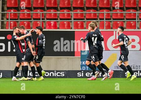 Ingolstadt, Deutschland. November 2024. Spieler des FC Ingolstadt mit Torjubel, Jubel, Torjubel, Torerfolg, feiern das Tor, Tor, Feier, Jubel ueber das Tor zum 1:0 durch Sebastian Groenning Andersen (FC Ingolstadt, 11), optimistisch, Action, Aktion, 24.11.2024, Ingolstadt (Deutschland), Fussball, 3. LIGA, FC INGOLSTADT 04 - VFL OSNABRÜCK, DFB/DFL-VORSCHRIFTEN VERBIETEN DIE VERWENDUNG VON FOTOGRAFIEN ALS BILDSEQUENZEN UND/ODER QUASI-VIDEO. Quelle: dpa/Alamy Live News Stockfoto