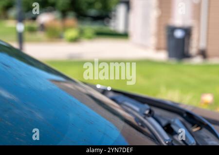 Verschmierte und schmutzige Frontscheibe eines Fahrzeugs nach dem Auftreffen von Insekten. Stockfoto