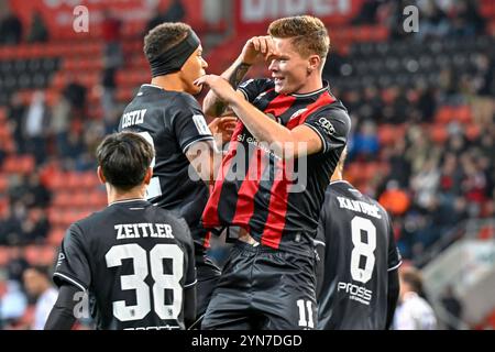 Ingolstadt, Deutschland. November 2024. spieler des FC Ingolstadt mit Torjubel, Jubel, Torjubel, Torerfolg, feiern das Tor, Tor, Feier, Jubel ueber das Tor zum 3:0 durch Sebastian Groenning Andersen (FC Ingolstadt, 11) (1.v.re.), optimistisch, Aktion, Aktion, 24.11.2024, Ingolstadt (Deutschland), Fussball, 3. LIGA, FC INGOLSTADT 04 - VFL OSNABRÜCK, DFB/DFL-VORSCHRIFTEN VERBIETEN DIE VERWENDUNG VON FOTOGRAFIEN ALS BILDSEQUENZEN UND/ODER QUASI-VIDEO. Quelle: dpa/Alamy Live News Stockfoto